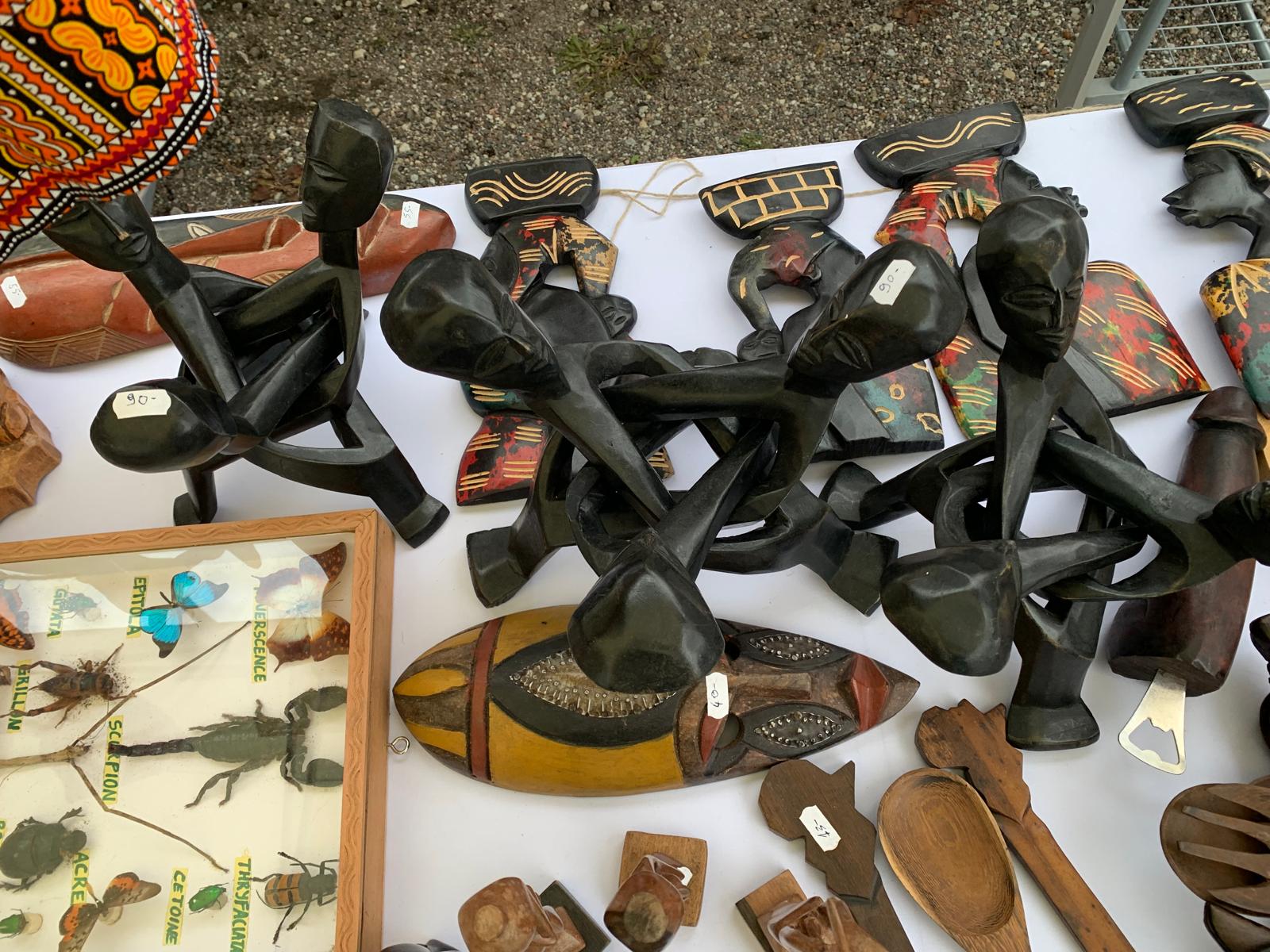 Masques et sculptures en bois exposés