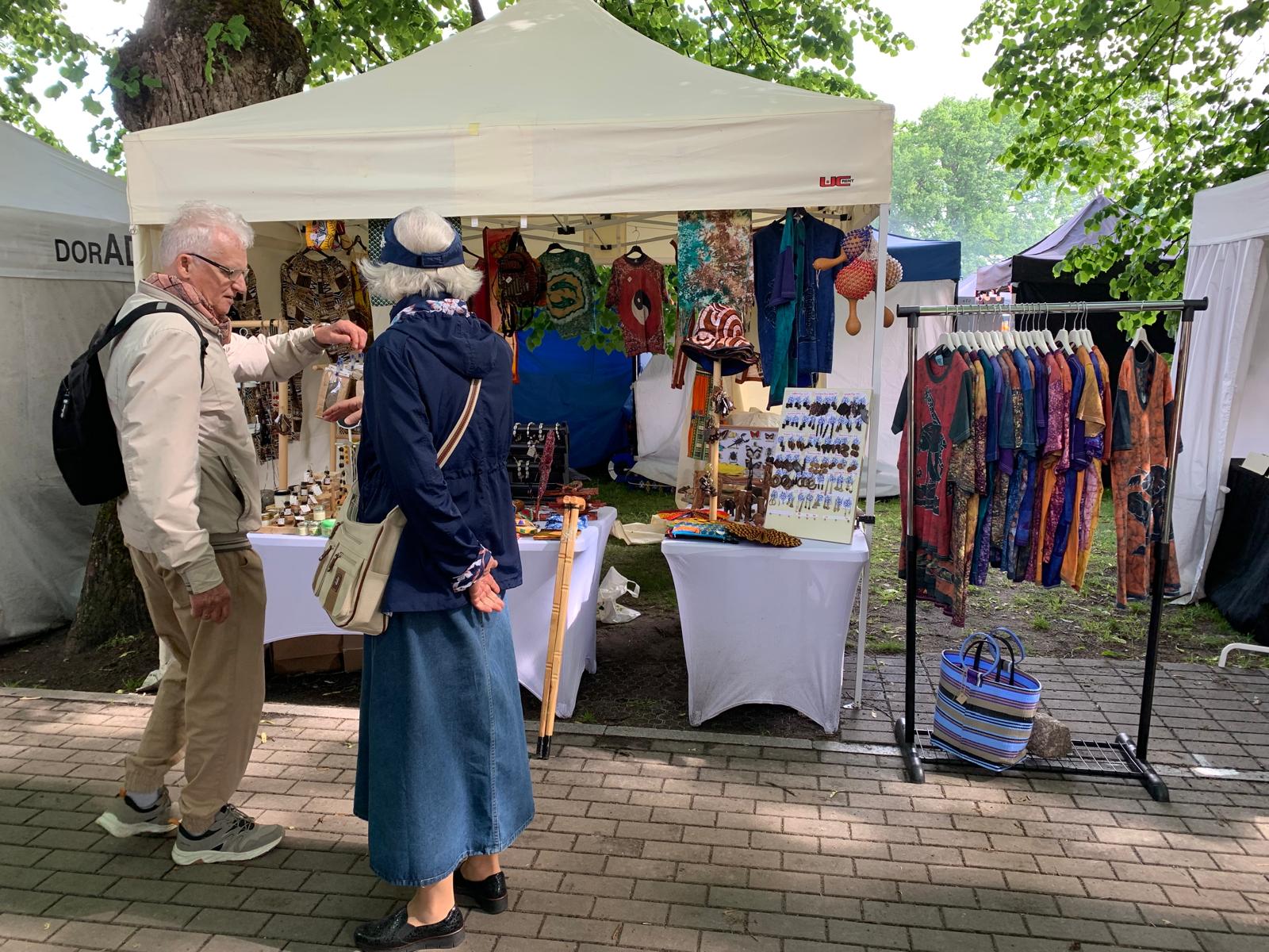 Customer conversation at the TogoSunny stand