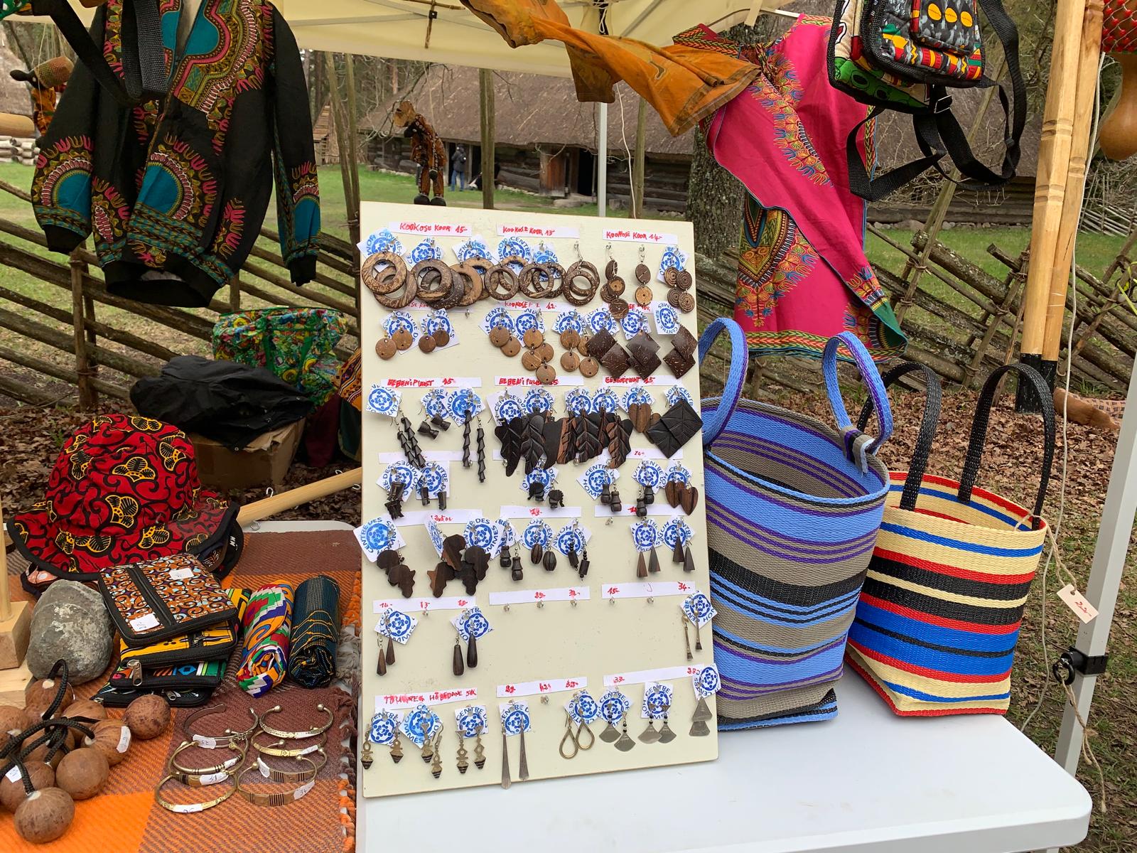TogoSunny handicraft display