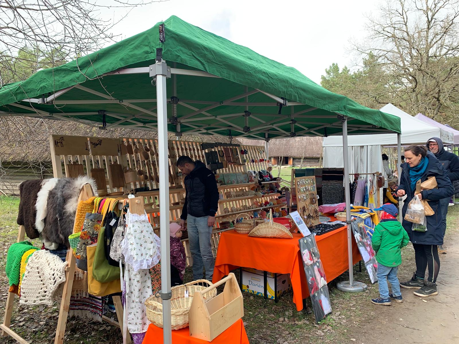 Market atmosphere, neighboring stand