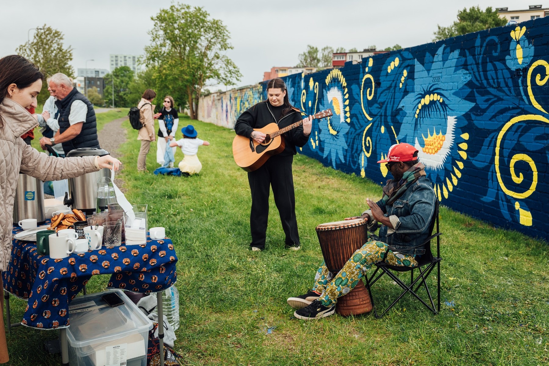 Anna Fyl and Senam Tsogbe performing at the Lasnamäe street art unveiling
