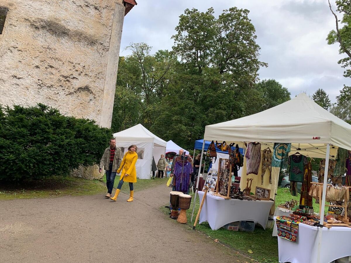 Allée de la foire le long du mur de l'église de Palamuse