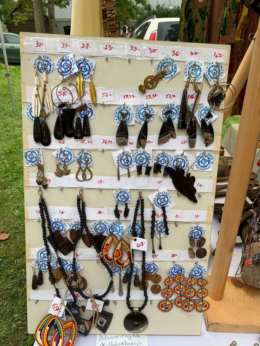 Boucles d'oreilles et colliers au stand TogoSunny
