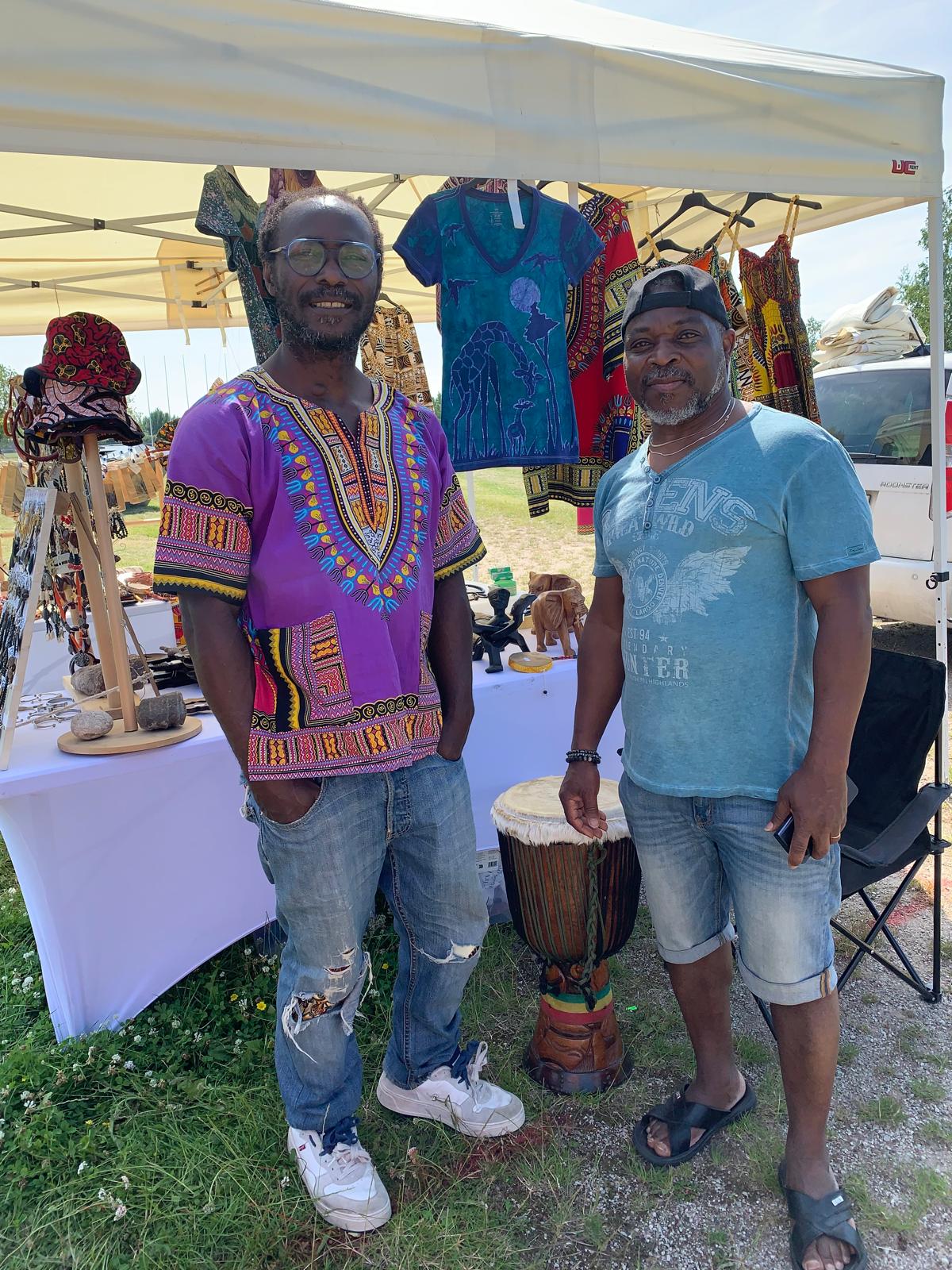 Équipe TogoSunny avec un djembé