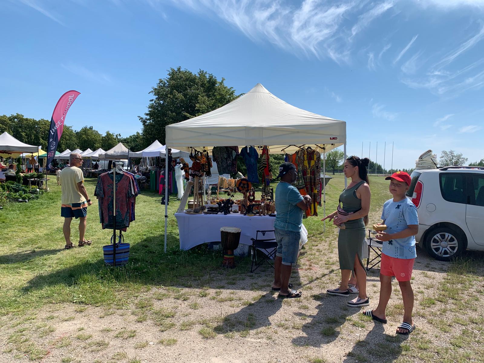 Échange avec des visiteurs au marché
