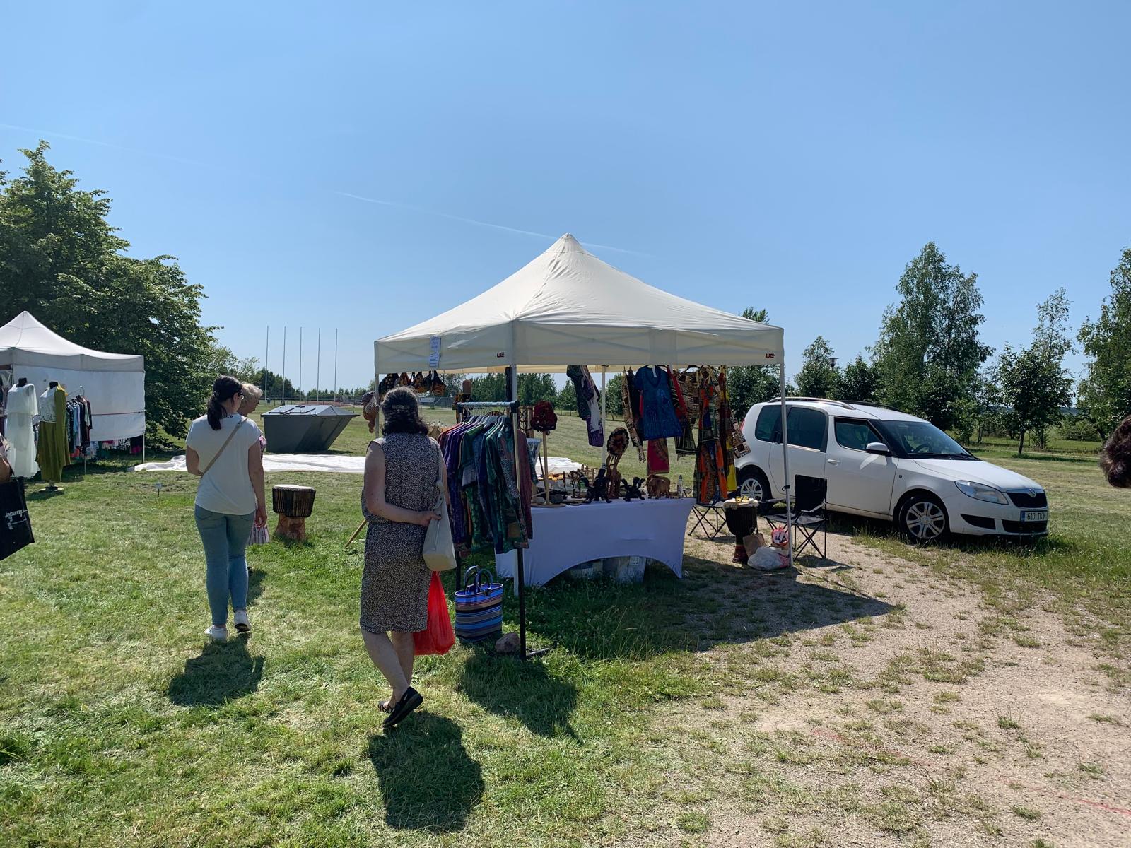 Vêtements et bijoux sur le stand