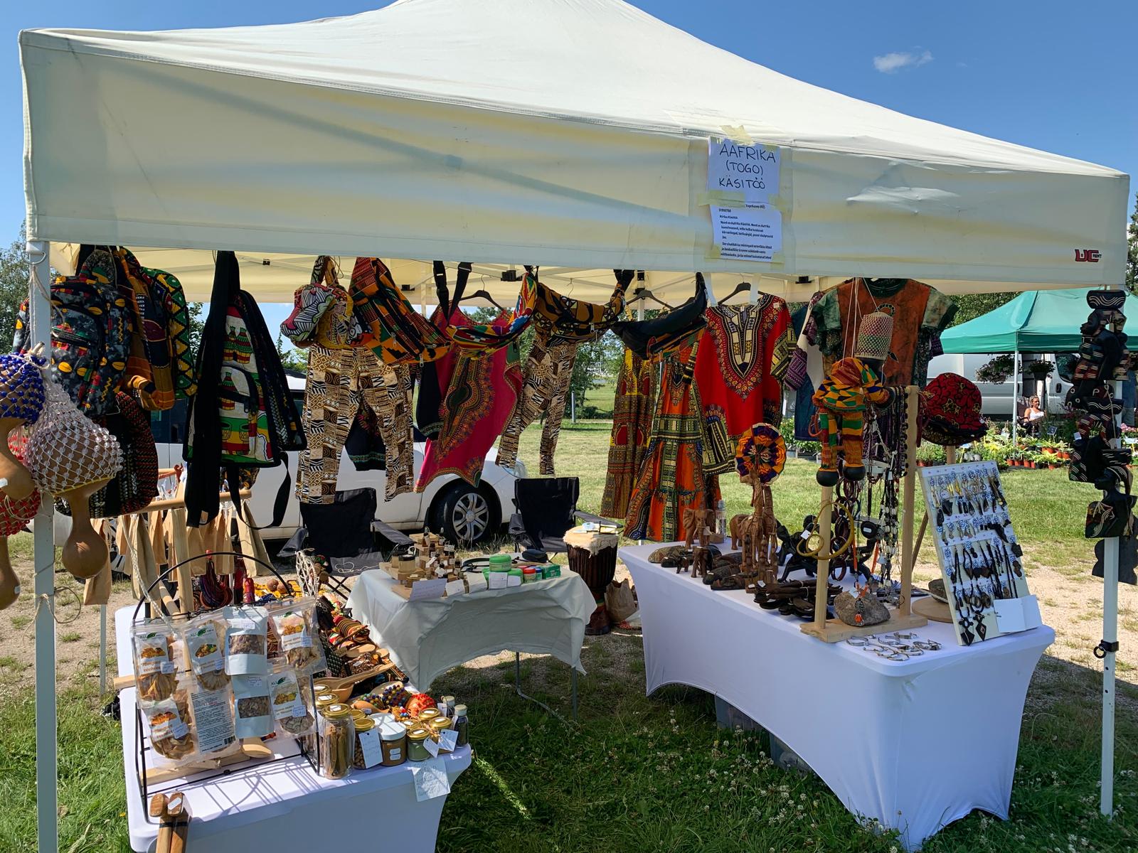 Artisanat et douceurs sur la table