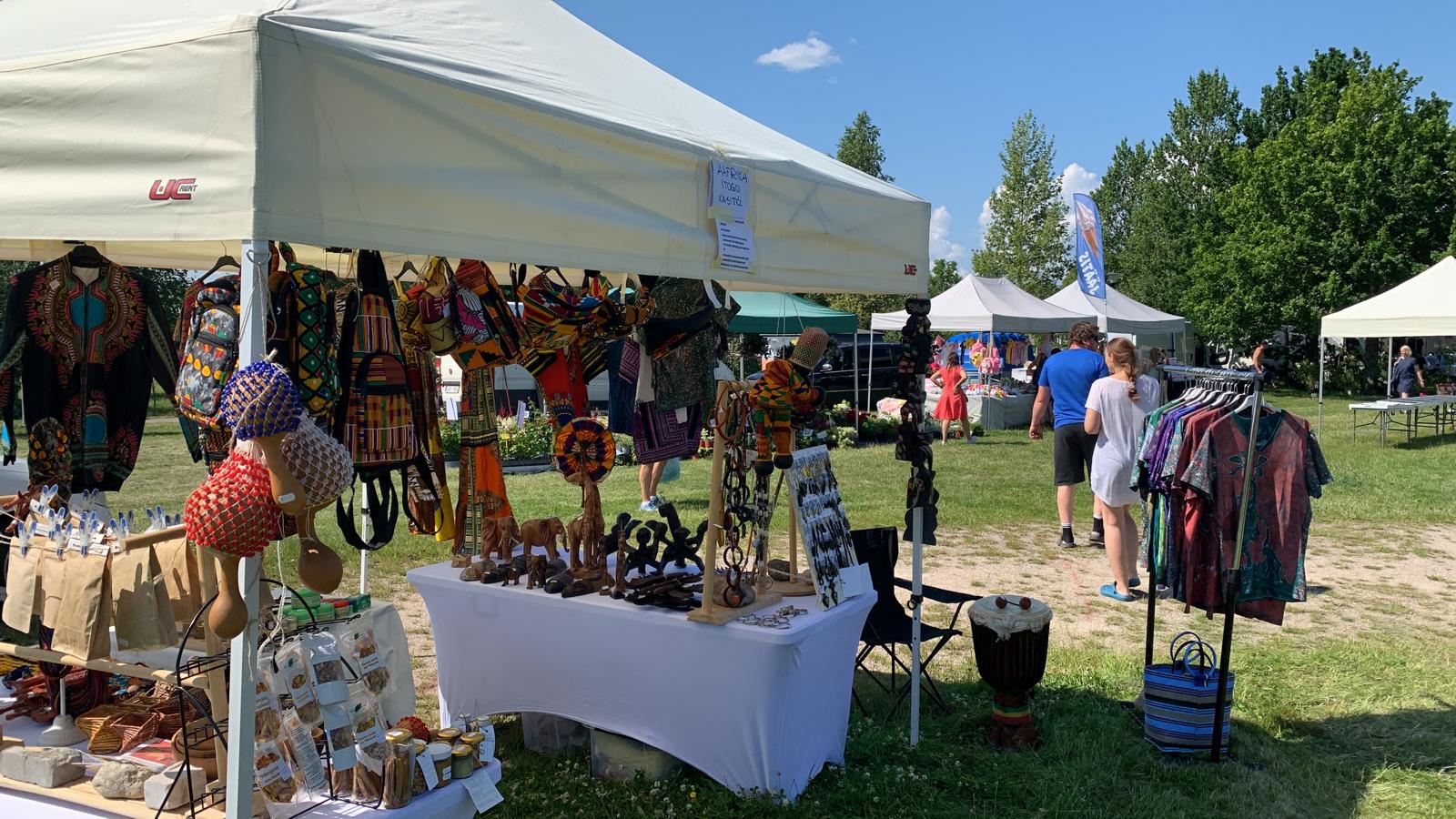 Ambiance du marché à Kuressaare