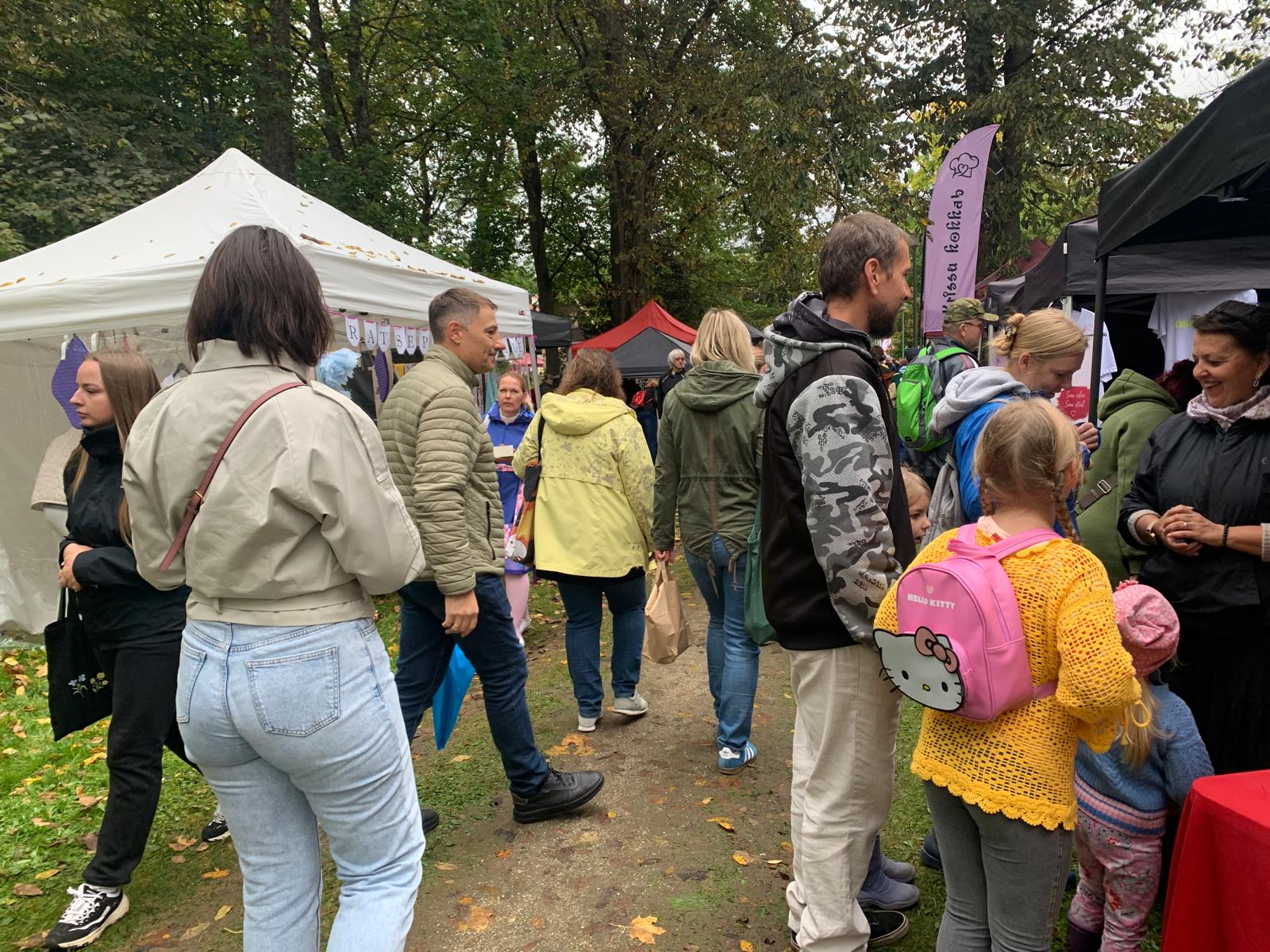 Crowd walking through the Suur Paunvere fairground