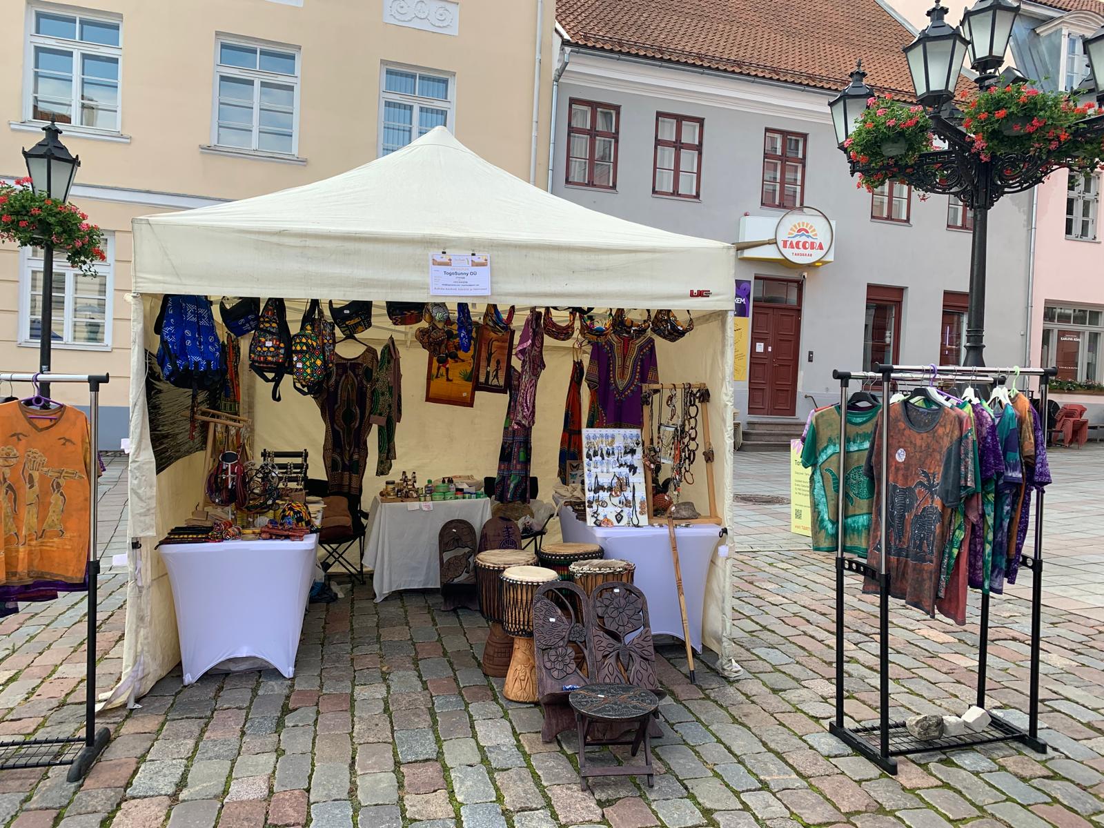 The TogoSunny stand and passers-by on Raekoja plats