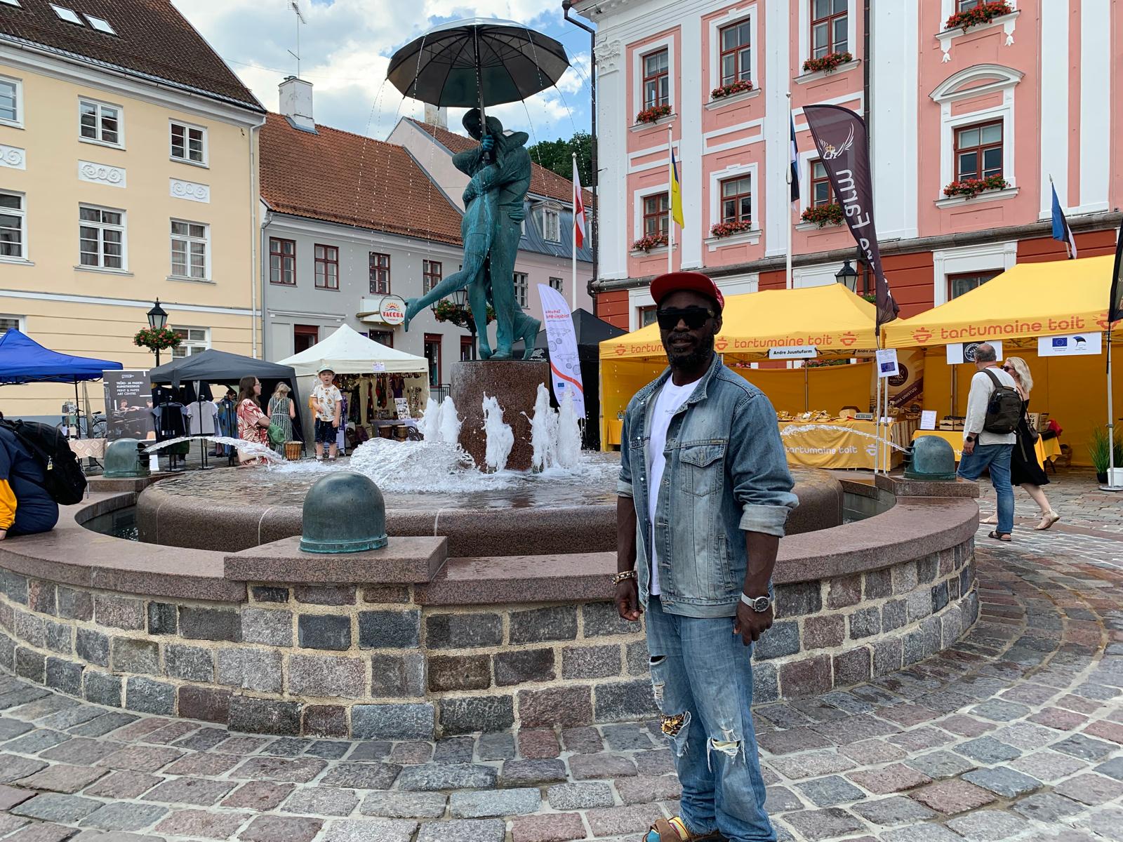 The TogoSunny seller in front of the Raekoja plats fountain