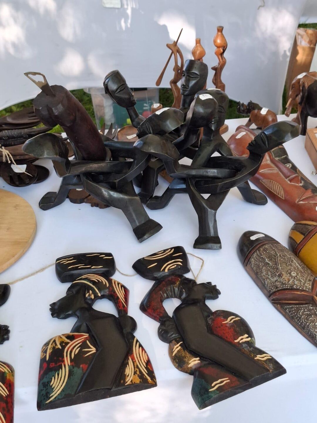 Sculptures en ébène et pièces murales au stand TogoSunny