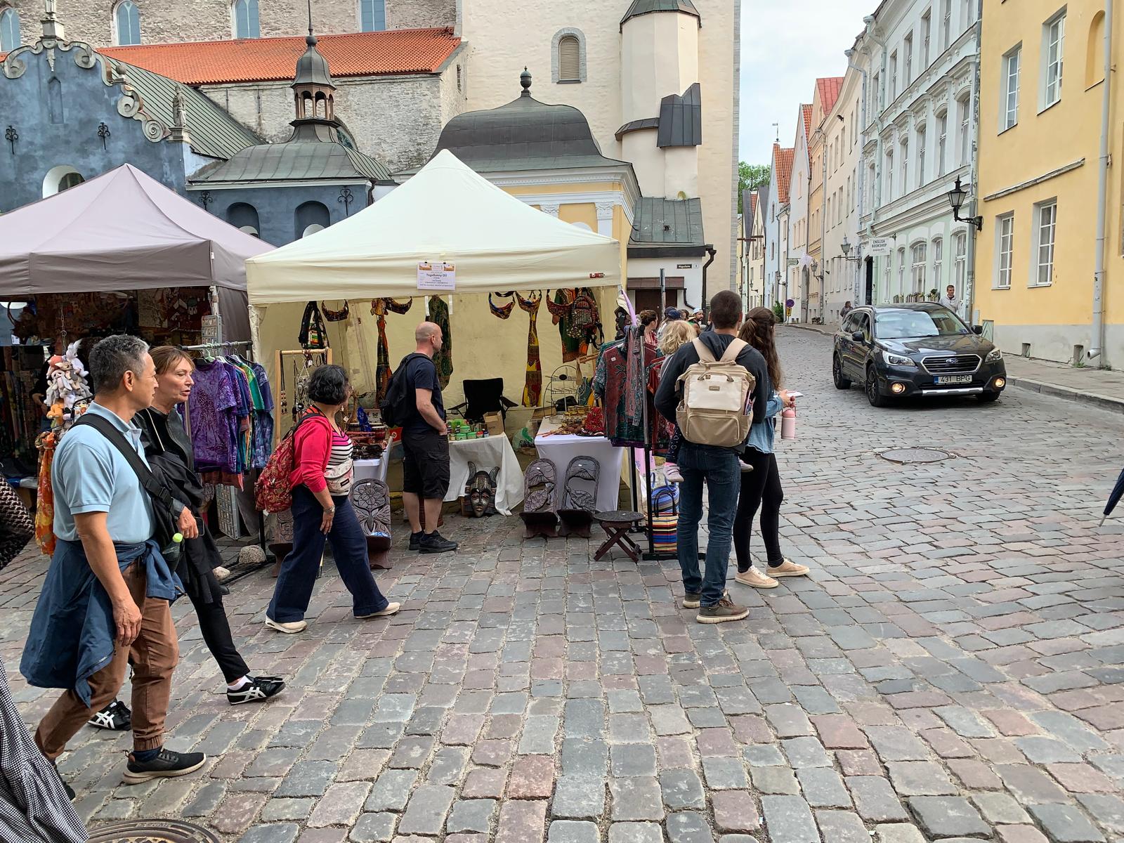 Visitors walking past the stalls along Niguliste tänav